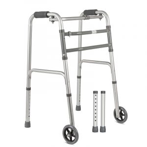 Faltbarer Gehbock AT51002 aus Aluminium mit höhenverstellbaren Beinen, gepolsterten Handgriffen und vorderen Rollen. Zwei zusätzliche, austauschbare Fußstützen für individuelle Anpassung sind im Bild zu sehen.